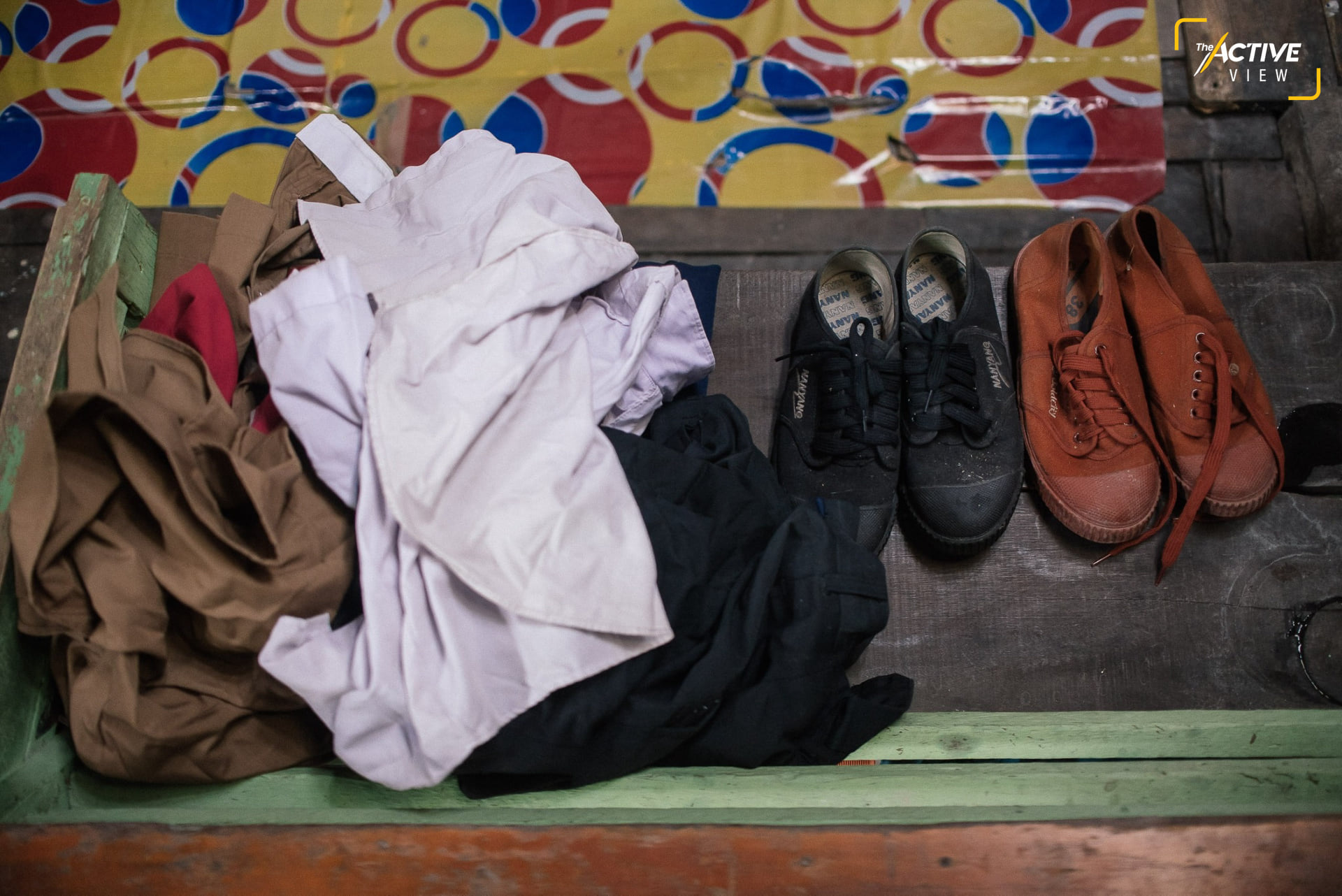เสื้อนักเรียน 3 ตัว กับกางเกง 1 ตัว พร้อมด้วยชุดลูกเสือและรองเท้า ที่แม่ซื้อเผื่อไซส์ไว้ให้ตั้งแต่ ป.1