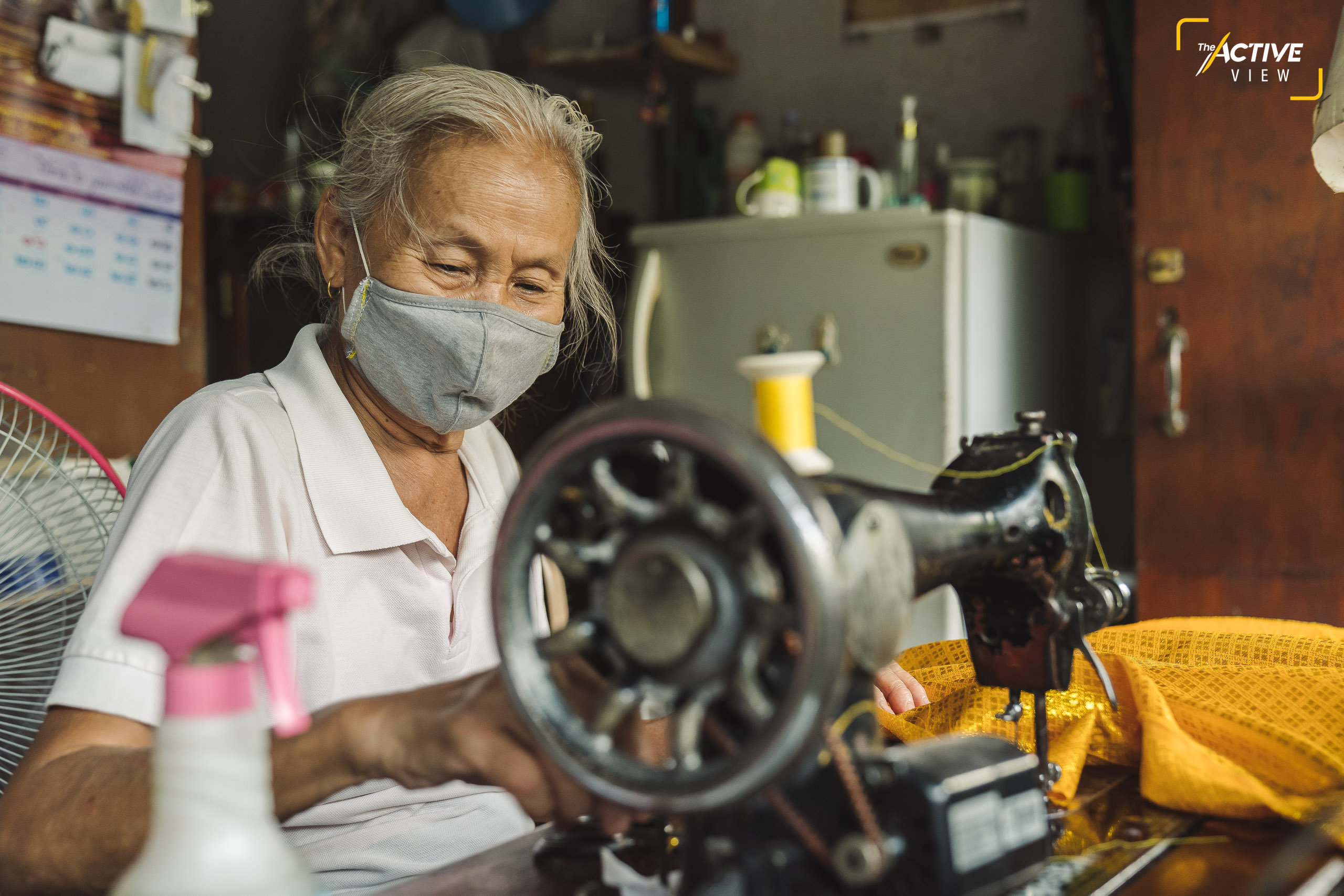 'สายหยุด วงศ์ตระกูล' วัย 68 ปี ใช้เวลากว่า 10 ปี อยู่ในชุมชนแออัด บนที่ดินการรถไฟแห่งประเทศไทย (รฟท.) ย่านมักกะสัน 
.
ในอดีตเธอใช้แรงงานเป็นสาวเย็บผ้า ตัดเย็บเสื้อโหล ทักษะและเครื่องมือทำมาหากินที่เหลือติดตัว ถูกนำมาใช้รับจ้างเย็บผ้าราคาถูกให้กับคนในชุมชน 