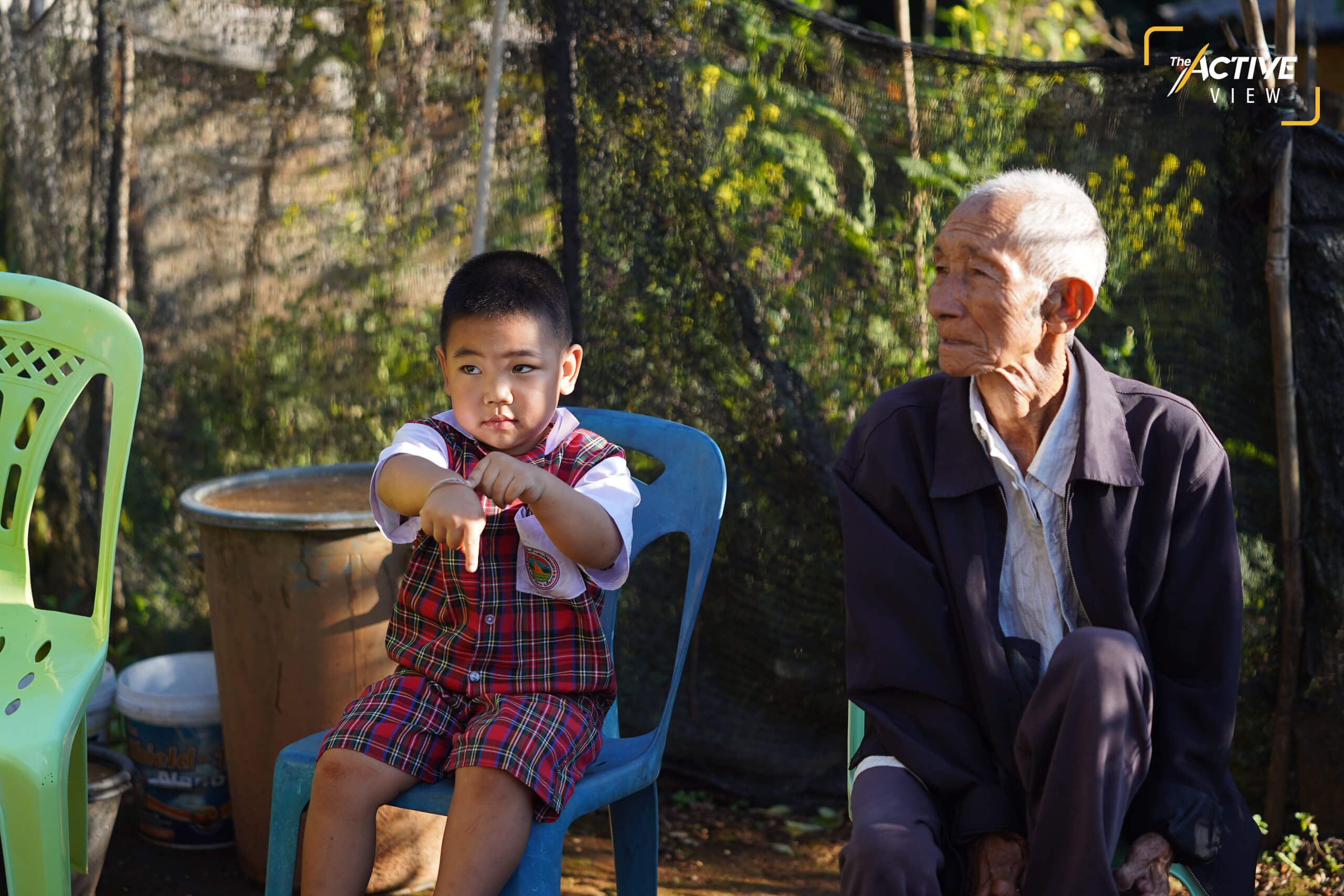 เด็กชายสัญชาติไทยคนนี้ ยังมีปู่เป็นคนไร้สัญชาติ ผู้เฒ่าที่นั่งอยู่ข้างเด็กชายคนนี้ยังรอการพิสูจน์เพื่อแปลงสัญชาติแม้ว่าจะมีผู้เฒ่าที่นำร่องได้สัญชาติไทยไปก่อนหน้านี้แล้ว 14 คน นี่เป็นที่มาของข้อเสนอการแก้ปัญหาผู้เฒ่าไร้สัญชาติระยะยาวควรแยกกฎหมายการแปลงสัญชาติแก่คนกลุ่มนี้โดยเฉพาะ 