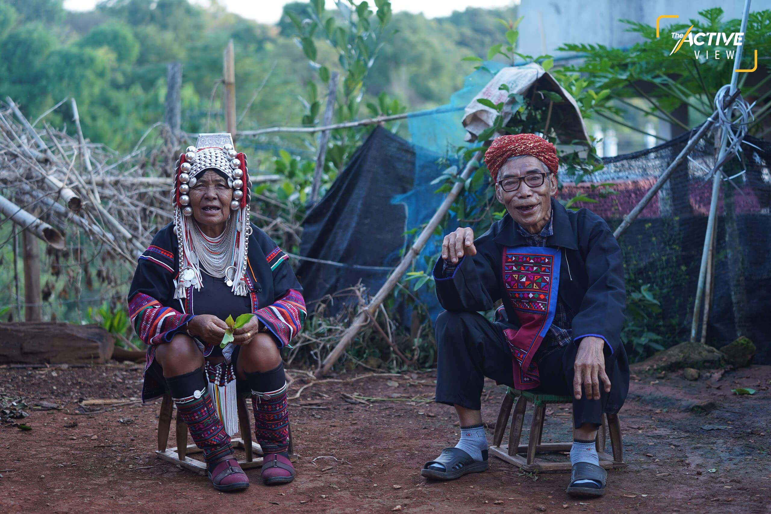 “บูเหม่ หม่อปอกู่” และ “อาเท่อ หม่อปอกู่” สองสามีภรรยาชาติพันธุ์อาข่าในวัย 77 และ 79 ปีเพิ่งได้ทำบัตรประชาชนเป็นคนไทยเต็มขั้น พวกเขาเป็นชนกลุ่มน้อยที่อพยพมาจากเชียงตุง ก่อนมาลงหลักปักฐานที่หมู่บ้านป่าคาสุขใจ ต.แม่สลองนอก อ.แม่ฟ้าหลวง จ.เชียงราย มาเป็นเวลากว่า 50 ปี ลูกหลานของพวกเขามีสัญชาติไทยกันหมดแล้ว ขณะที่การขอสัญชาติของคนทั้งคู่ ต้องใช้เวลายาวนานจนเพื่อนในวัยเดียวกันเสียชีวิตไปก่อน ไม่ทันได้ทำบัตรประชาชน เป็นคนไทยสมบูรณ์แบบ 