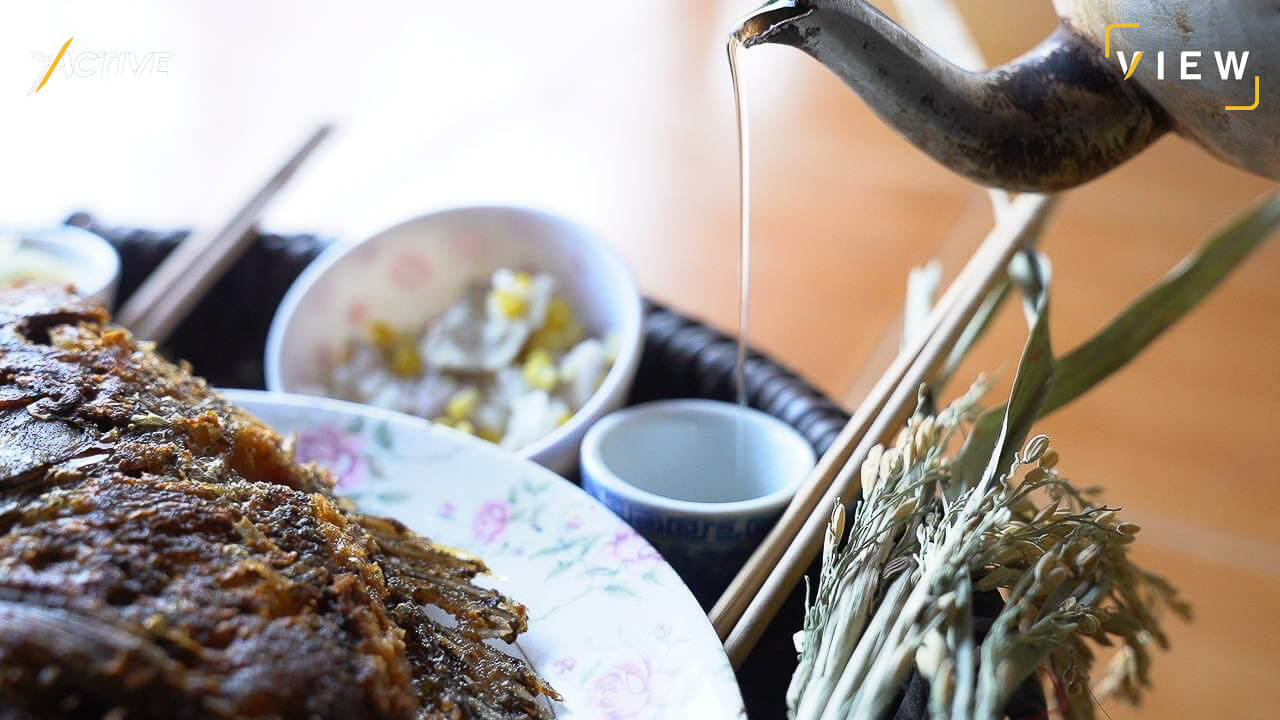 จอกน้ำชา รินน้ำชา หมายถึง จิตวิญญาณบรรพบุรุษ หรือที่ชาวลีซู เรียกว่า "หนี่เสียะ"