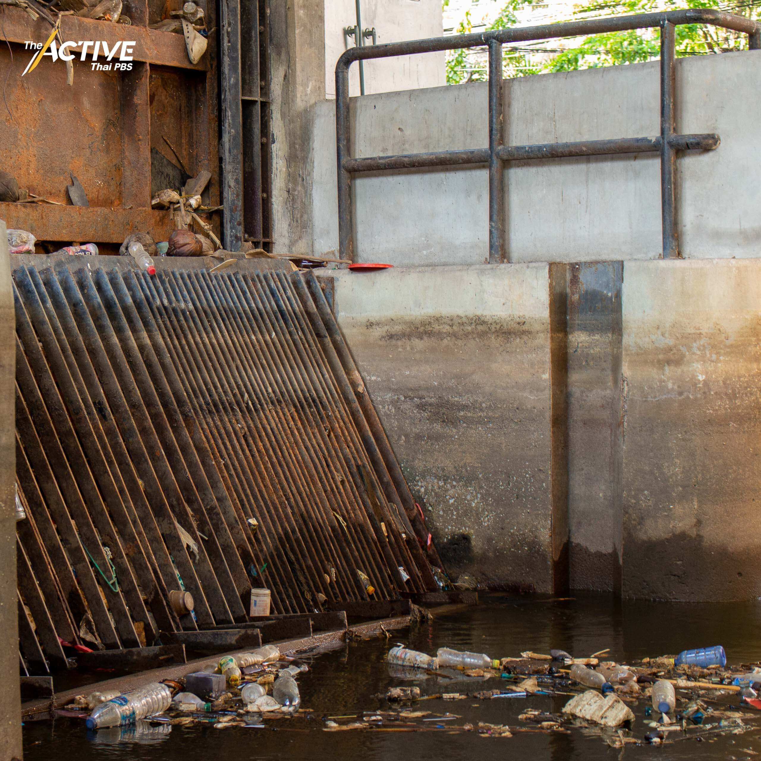 "เจ้าพระยา" เป็นแม่น้ำสายหลักของกรุงเทพฯ และยังเป็นที่รองรับขยะของเมืองด้วยเช่นกัน ขณะที่แม่น้ำเจ้าพระยายังคงถูกใช้อุปโภคเพื่อการขัดล้างท่าเรือ มันยังพัดพาขยะพลาสติกกว่า 4 พันตันจากครัวเรือนไหลลงปากอ่าวไทยทุกปี