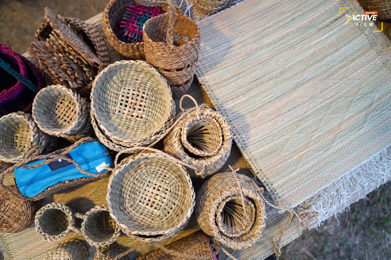 ‘กกไตหย่า’ ของแรร์ไอเทม หนึ่งเดียวในไทย 
.
เสื่อหลายขนาด และข้าวของเครื่องใช้ที่สานจาก ‘กกไตหย่า’ ที่มีแค่เพียงชุมชนชาติพันธุ์ ใน ต.แม่ไร่ อ.แม่จันทร์ จ.เชียงราย ถือเป็นของดีหายากจากกลุ่มชาติพันธุ์ไตหย่า จนกลายเป็นอีกจุดน่าสนใจภายในงานฯ 
.
‘อัญชลี อินต๊ะวงค์’ ตัวแทนกลุ่มแปรรูปเส้นกกไตหย่า มองถึงโอกาส และความหวังที่หลายภาคส่วนจะได้ร่วมกันพัฒนา ยกระดับแบรนด์ชาติพันธุ์จากลวดลายดั้งเดิมที่ทำอยู่ เพื่อให้ลูกค้ามีทางเลือกที่หลากหลาย หรือปรับเปลี่ยนให้ตอบโจทย์ความต้องการคนเมือง และเป็นที่รู้จักมากยิ่งขึ้น
