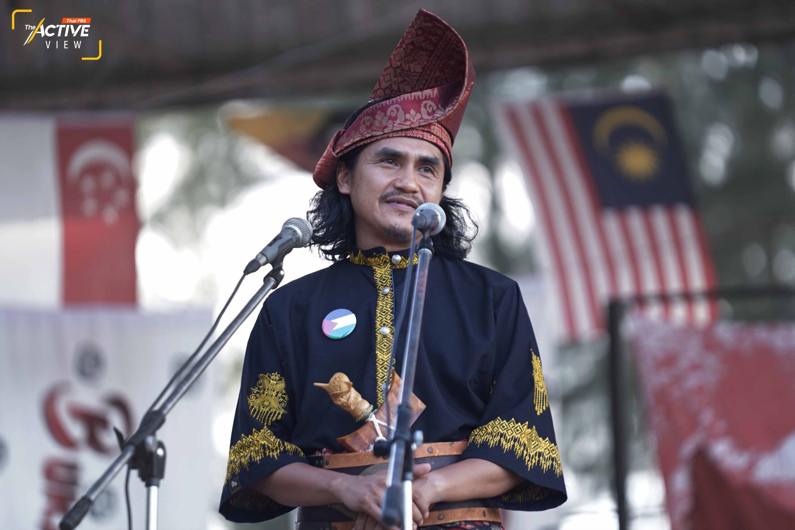 ‘มูฮัมหมัดอาลาดี เด็งนิ’ ที่ปรึกษาสมัชชาประชาสังคมเพื่อสันติภาพ ในฐานะของผู้จัดงาน Melayu Raya 2024 ขึ้นกล่าวสุนทรพจน์ เน้นย้ำว่า “เรายังคงแสวงหาสันติภาพ เราต้องตั้งเป้าหมายให้ได้ว่าเราจะตามหาสันติภาพกันให้เจอ แม้ว่ามันเหมือนจะอยู่ในป่าลึก ที่แทบมองไม่เห็นทางออก แต่เราต้องยึดมั่นสันติภาพในใจเราให้ได้” 

