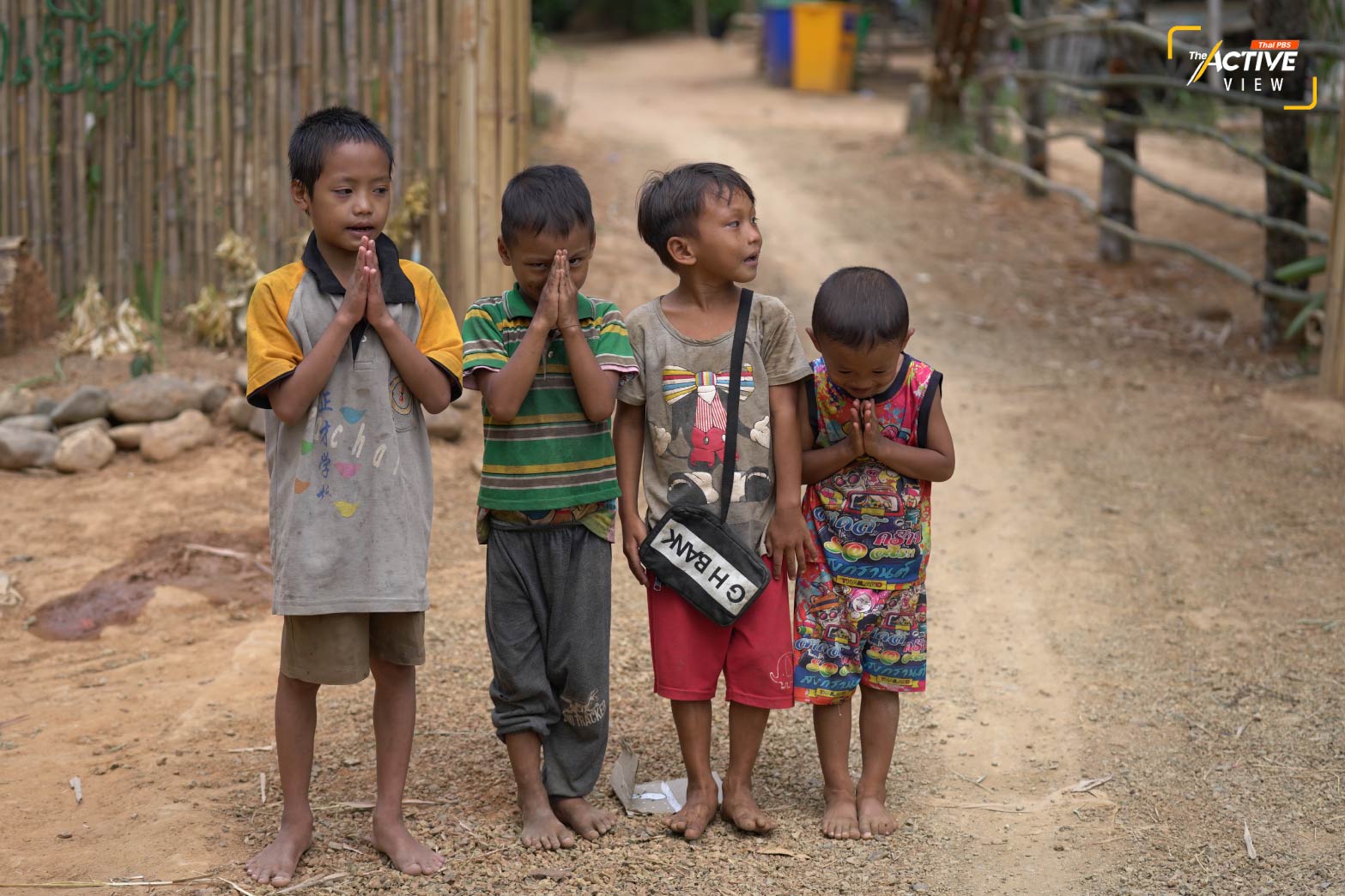ทันทีที่ข้ามสะพานเข้าสู่หมู่บ้าน เด็ก ๆ ที่นี่วิ่งกรูมาหาและยกมือไหว้ กล่าวทักทายด้วยภาษาไทย
