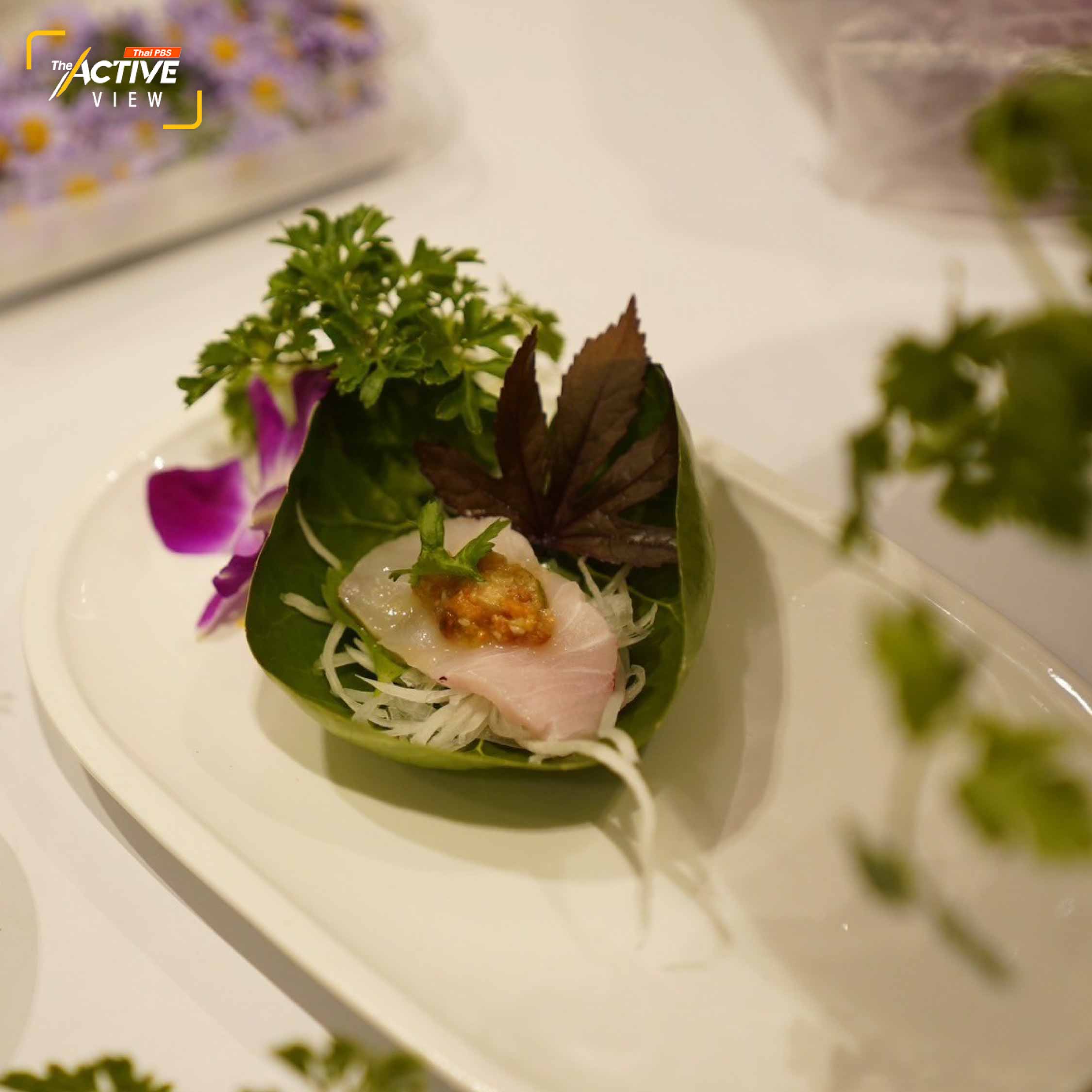 ไม่นานนัก Amuse-Bouche (ออร์เดิร์ฟขนาดพอดีคำ) ก็ถูกจัดวางลงบนโต๊ะ ในเมนู “เงี้ยนปลาอินทรี โอมากาเสะ”  