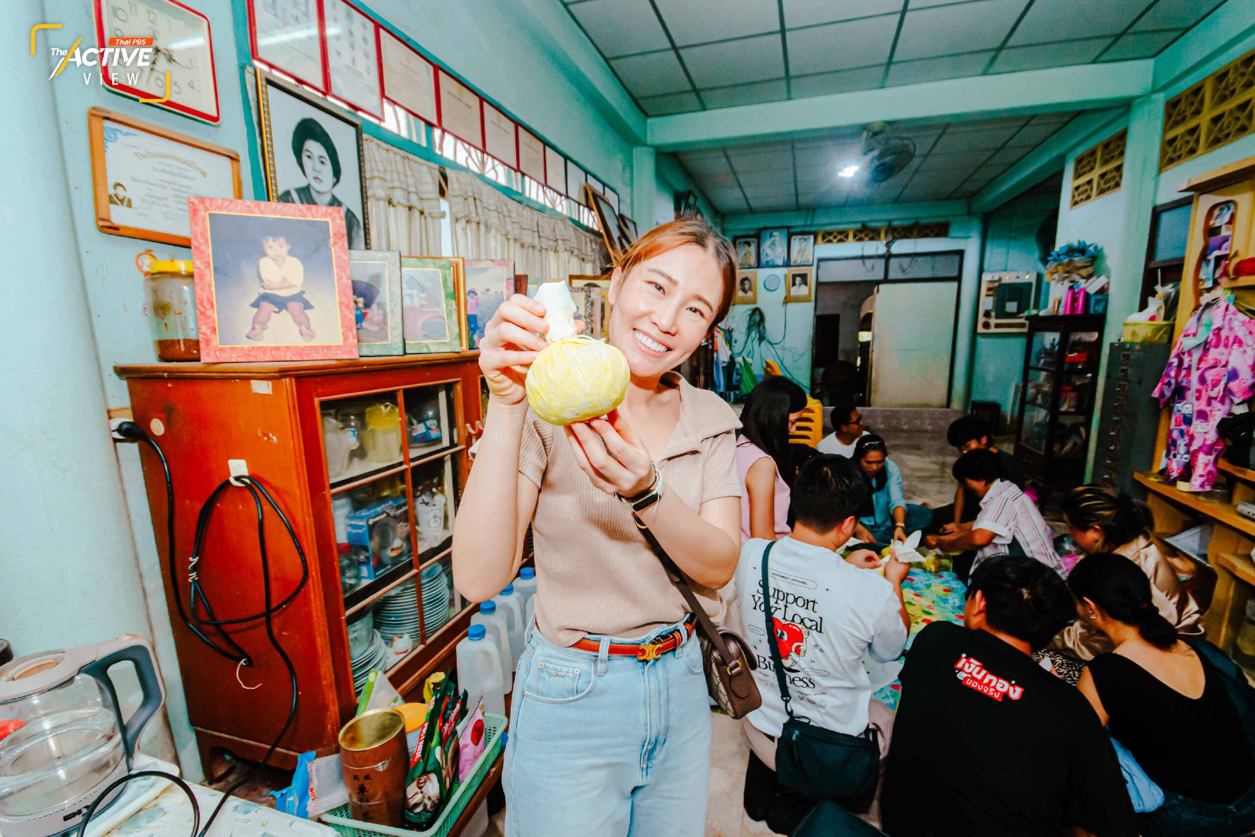 สำหรับสายกิจกรรมที่ชื่นชอบการลงมือปฏิบัติ ก็มาลองทำ "ลูกประคบ" ไว้นวดผ่อนคลาย กับ “ป้าแป๊ว” ได้ เธอเป็นคนท่าฉลอม ที่ได้รับการถ่ายทอดวิชาการรักษาตามตำราแพทย์แผนไทยจากบรรพบุรุษ ตั้งแต่รุ่นก๋ง ซึ่งเคยถวายงานในวังหลวงสมัยรัชกาลที่ 5 และได้รับพระราชทานนามสกุลว่า “แพทย์ประเสริฐ” นับเป็นอีกหนึ่งเสน่ห์ของประสบการณ์คนวัยเก๋า ที่มีอาชีพ มีรากของความเป็นคนดั้งเดิม และพยายามรักษาให้ศาสตร์ที่ได้รับถ่ายทอดคงอยู่ ไม่ว่าวันเวลาจะเปลี่ยนไปขนาดไหน 