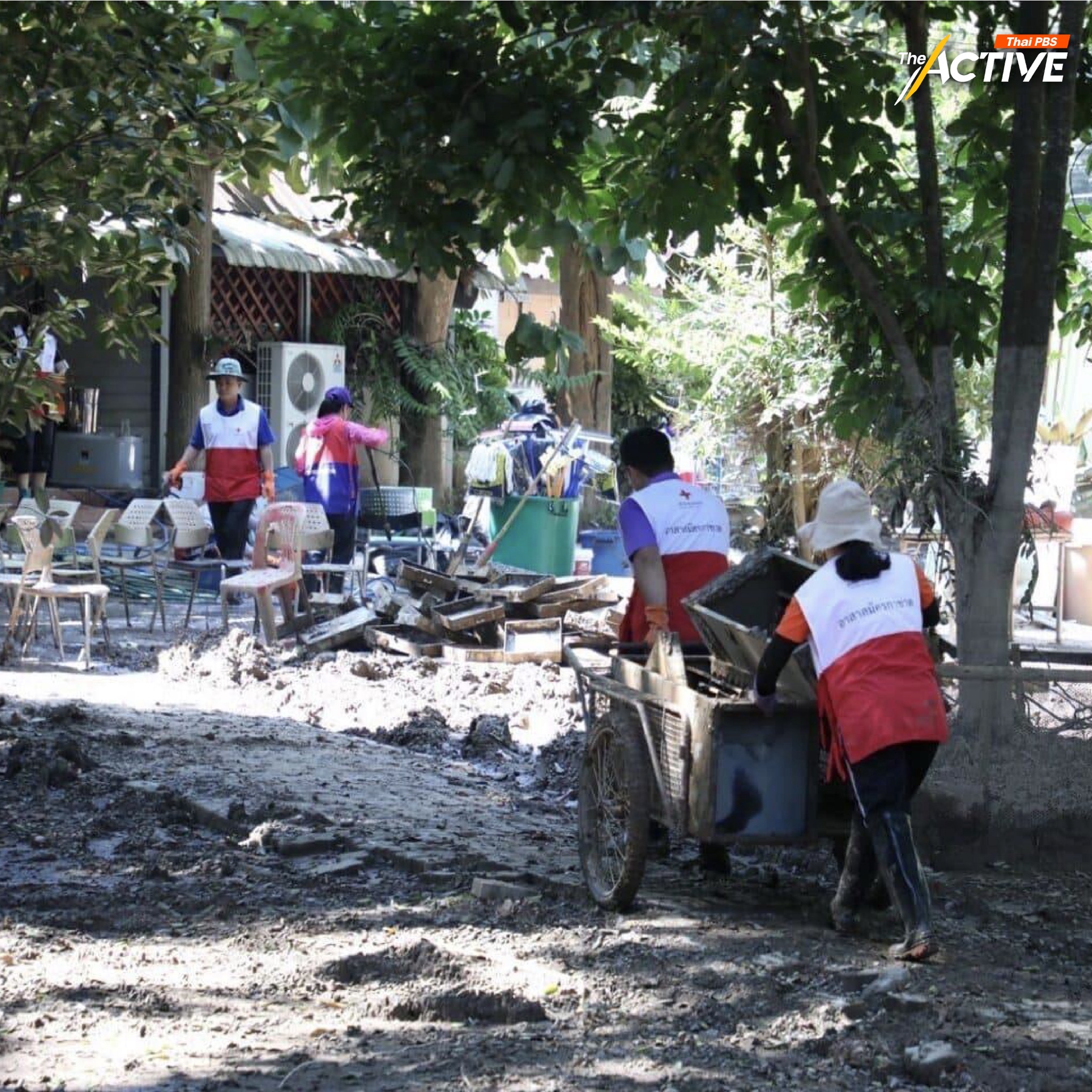 "อาสาสมัครกาชาด" ช่วยกันฟื้นฟูพื้นที่การเรียนรู้ของชุมชน ศูนย์การเรียนรู้ชุมชน ห้องสมุดประชาชนประจำจังหวัดเชียงราย ณ สำนักงานส่งเสริมการเรียนรู้ประจำจังหวัดเชียงราย ภายใต้โครงการ “อาสาสมัครกาชาด อาสาด้วยใจ ร่วมฟื้นฟูภัยพิบัติ” เพื่อคืนพื้นที่การเรียนรู้ให้กับเด็กและเยาวชน ได้ทันช่วงเวลาที่จะเปิดภาคเรียน 